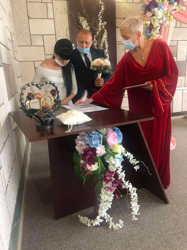 «Шлюб за добу»: у Нововолинську одружилися поляк та українка. ФОТО