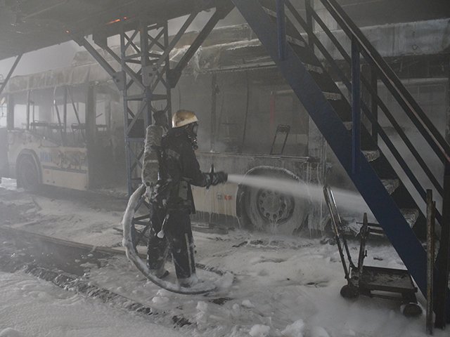 У Миколаєві горіло тролейбусне депо