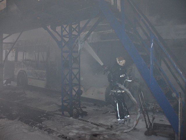 У Миколаєві горіло тролейбусне депо