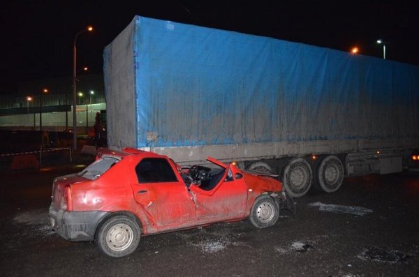 Аварія на луцькій дорозі: легковик «влетів» під вантажівку. ФОТО 