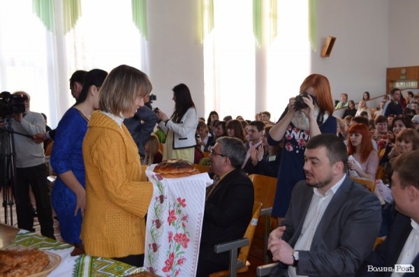 Луцькі школярі зустріли гостей з Волновахи. ФОТО