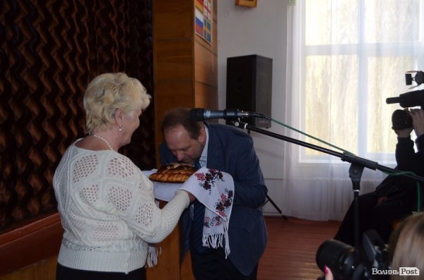 Луцькі школярі зустріли гостей з Волновахи. ФОТО