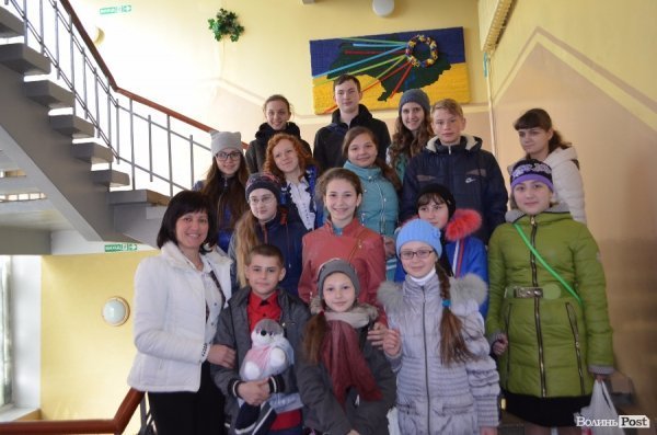 Луцькі школярі зустріли гостей з Волновахи. ФОТО