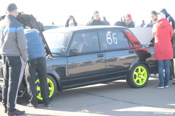 Під Луцьком відбувся чемпіонат з дрег-рейсингу. ФОТО