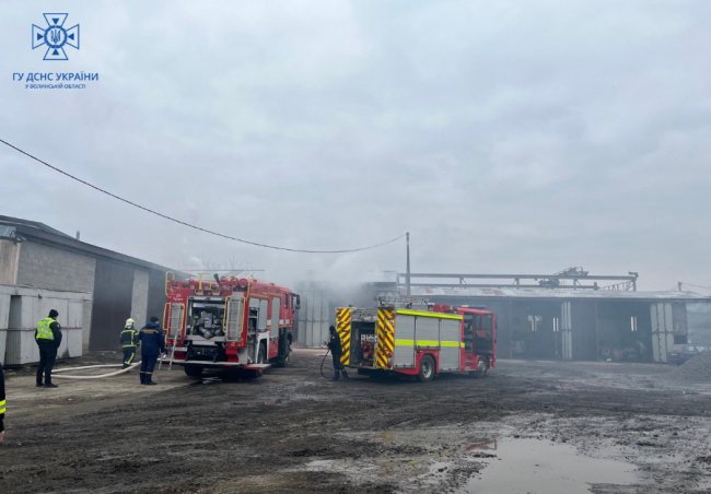 У Луцьку горіло підприємство. ФОТО