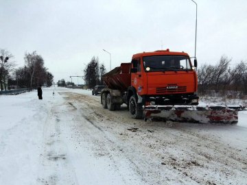 На волинських дорогах працює 73 снігоочисних машини