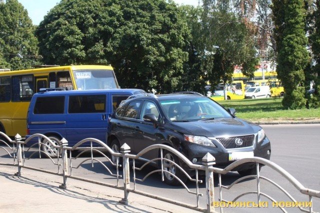 У Луцьку маршрутка в’їхала в Lexus
