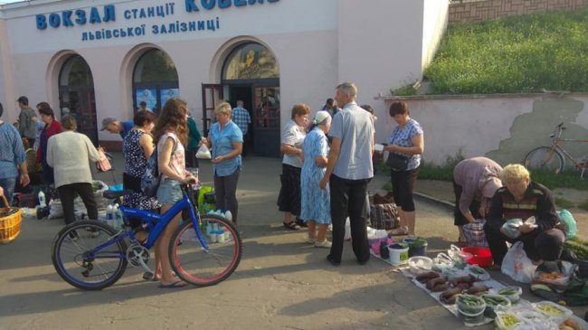 Повно грязюки і сміття: вокзал на Волині «окупували» торговці. ФОТО