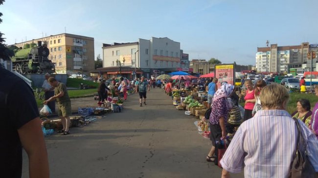 Повно грязюки і сміття: вокзал на Волині «окупували» торговці. ФОТО