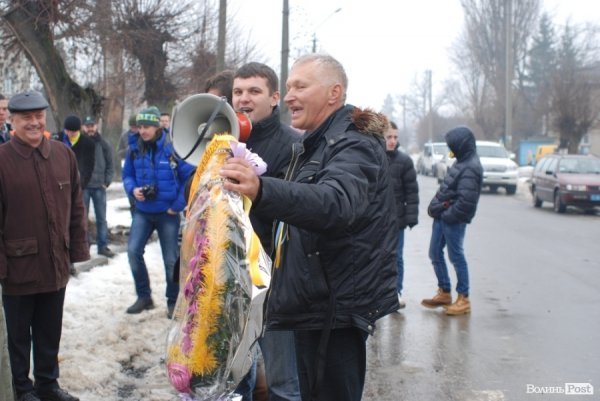 На Волині регіоналам принесли траурний вінок. ФОТО