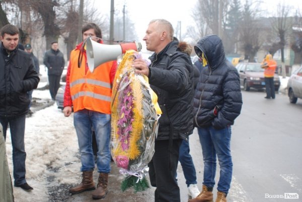 На Волині регіоналам принесли траурний вінок. ФОТО