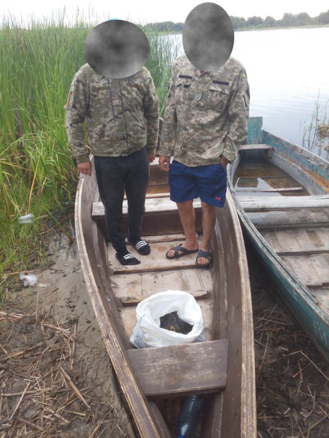 На Світязі зловили двох браконьєрів, які ловили рибу сіткою. ФОТО