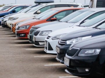 У Луцьку із захаращеної прибудинкової території пропонують зробити парковку