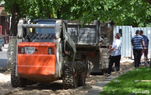 Біля «Буратіно» обіцяють покласти бруківку