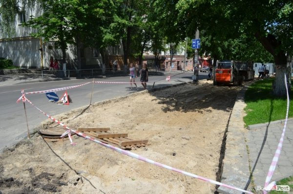 Біля «Буратіно» обіцяють покласти бруківку