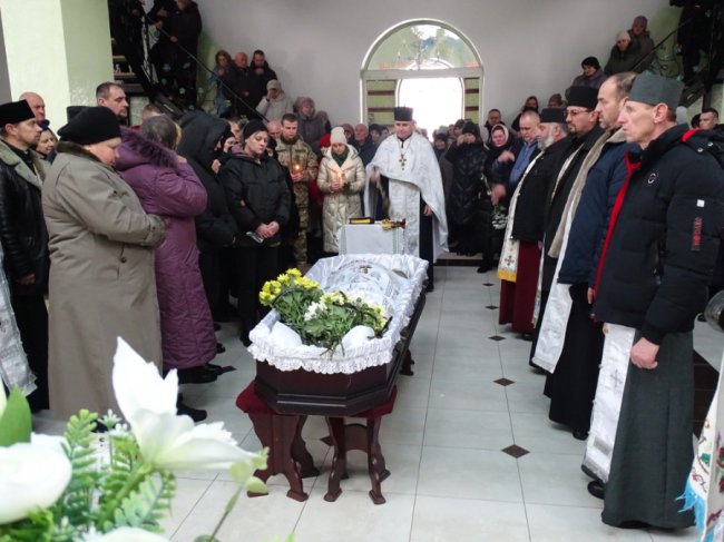 Осиротіли троє донечок: поховали Героя Юрія Марковського з Волині