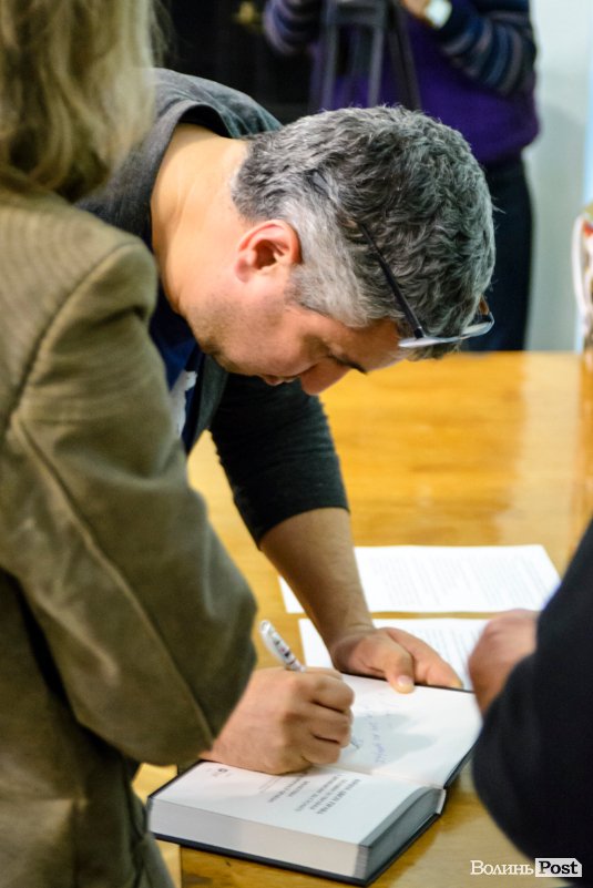 У Луцьку презентували скандальну книгу про Стуса із грифом «РОЗСЕКРЕЧЕНО». ФОТО