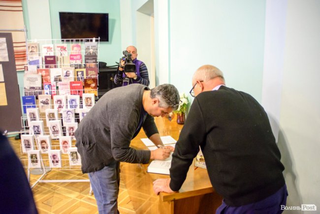 У Луцьку презентували скандальну книгу про Стуса із грифом «РОЗСЕКРЕЧЕНО». ФОТО