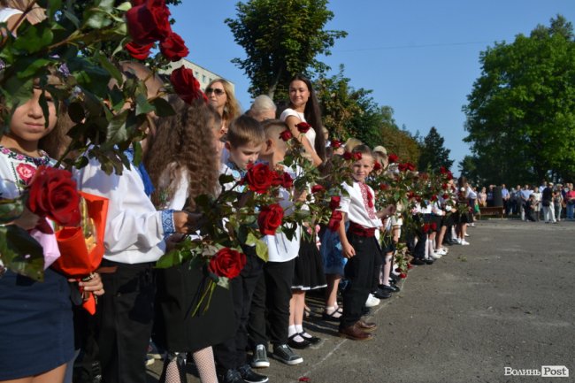 Без концерту, але у вишиванках: яким був «перший дзвінок» у луцькій гімназії №18. ФОТОРЕПОРТАЖ