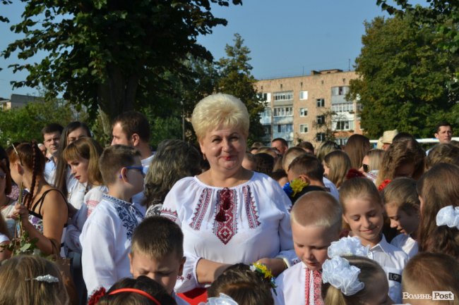 Без концерту, але у вишиванках: яким був «перший дзвінок» у луцькій гімназії №18. ФОТОРЕПОРТАЖ