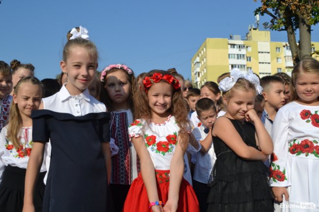 Без концерту, але у вишиванках: яким був «перший дзвінок» у луцькій гімназії №18. ФОТОРЕПОРТАЖ