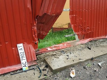 У Луцьку автівка врізалась в паркан