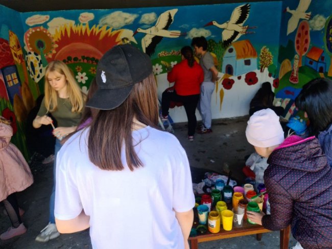 У селі на Волині дітлахи розмалювали зупинку. ФОТО