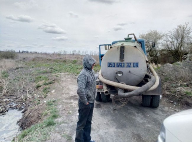 У селі під Луцьком спіймали чоловіка, який зливав нечистоти в очисні споруди. ФОТО