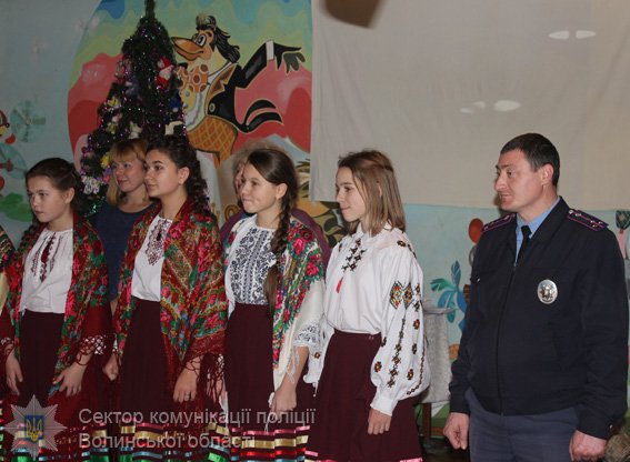 Волинські поліцейські привітали зі святами діток із притулку. ФОТО