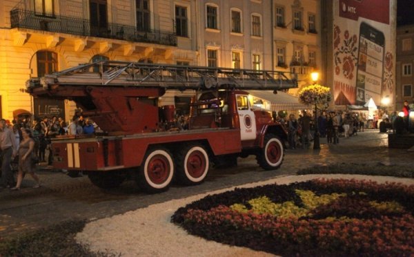 У Львові на Ратушу виліз голий чоловік. ФОТО