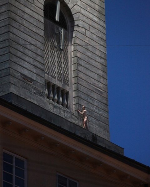 У Львові на Ратушу виліз голий чоловік. ФОТО