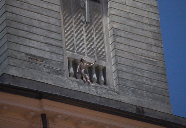 У Львові на Ратушу виліз голий чоловік. ФОТО