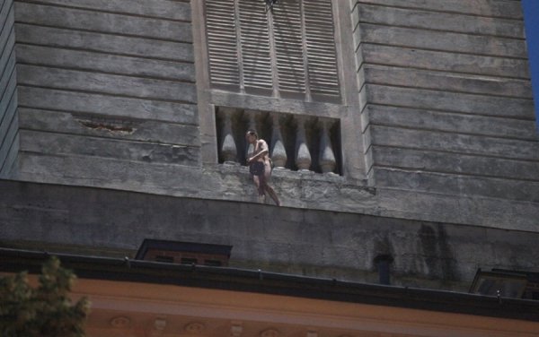 У Львові на Ратушу виліз голий чоловік. ФОТО