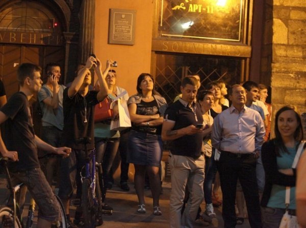 У Львові на Ратушу виліз голий чоловік. ФОТО