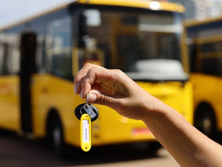 Три волинські громади отримали новенькі шкільні автобуси
