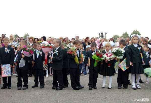 Луцькі депутати Яручик і Ткачук вітали першачків із Днем знань. ФОТО*