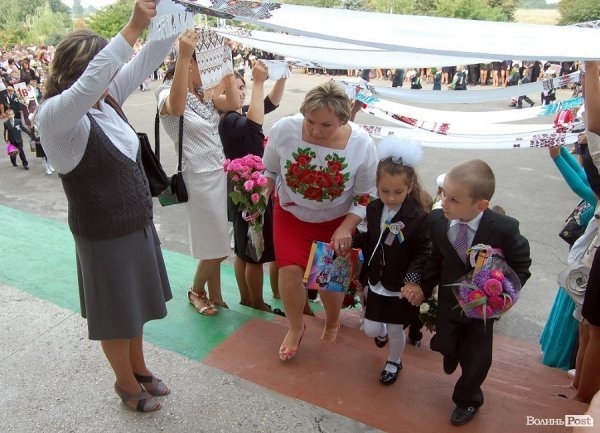 Луцькі депутати Яручик і Ткачук вітали першачків із Днем знань. ФОТО*
