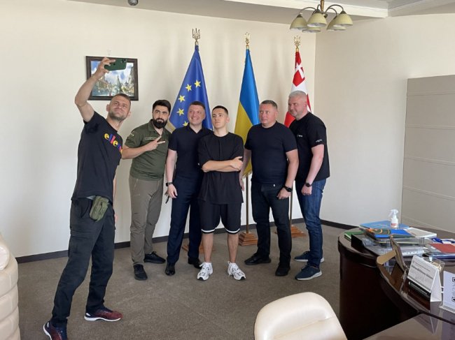 Творчістю збирає кошти для ЗСУ: співаку з Волині Ярославу Карпуку вручили відзнаку