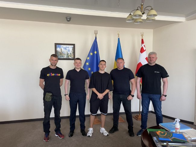 Творчістю збирає кошти для ЗСУ: співаку з Волині Ярославу Карпуку вручили відзнаку