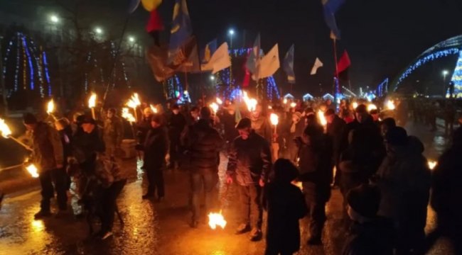 У Слов'янську пройшла смолоскипна хода до дня народження Бандери. ФОТО