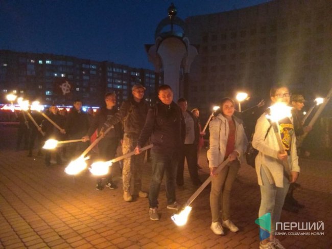 Вогні у нічному місті: у Луцьку  –  смолоскипний хід. ВІДЕО