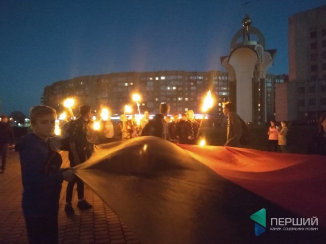 Вогні у нічному місті: у Луцьку  –  смолоскипний хід. ВІДЕО