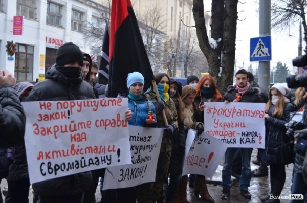 У Луцьку під прокуратуру принесли лампадки, серп і молот. ФОТО