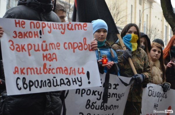 У Луцьку під прокуратуру принесли лампадки, серп і молот. ФОТО