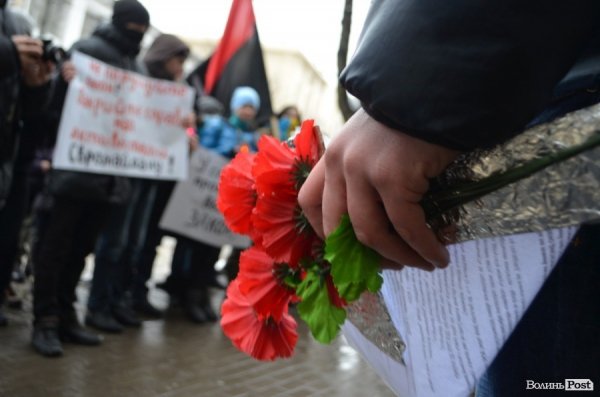У Луцьку під прокуратуру принесли лампадки, серп і молот. ФОТО