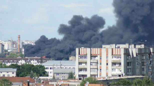 На вокзалі у Львові – масштабна пожежа. ФОТО. ВІДЕО