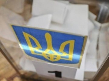 У Луцьку спостерігачку ОПОРИ не допустили на виборчу дільницю: на місце викликали поліцію