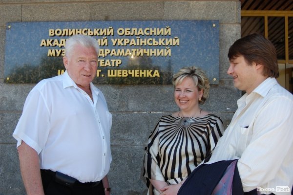 Кревській не поступається родина Голєвих, які прийшли підтримати «жінку-політика» Олену Голєву