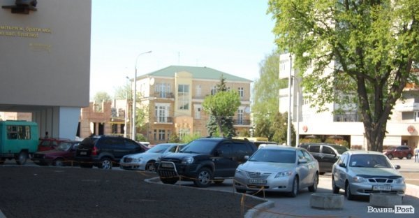 То, кажете, плитку на Театральному руйнують ролери і скейтери? 