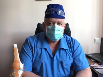 Луцькі лікарі провели операцію чоловіку, який впав з 4-метрової висоти. ФОТО 18+